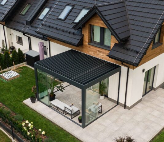 Taras z pergolą – Jak efektywnie zaplanować przestrzeń zewnętrzną? Taras z pergolą